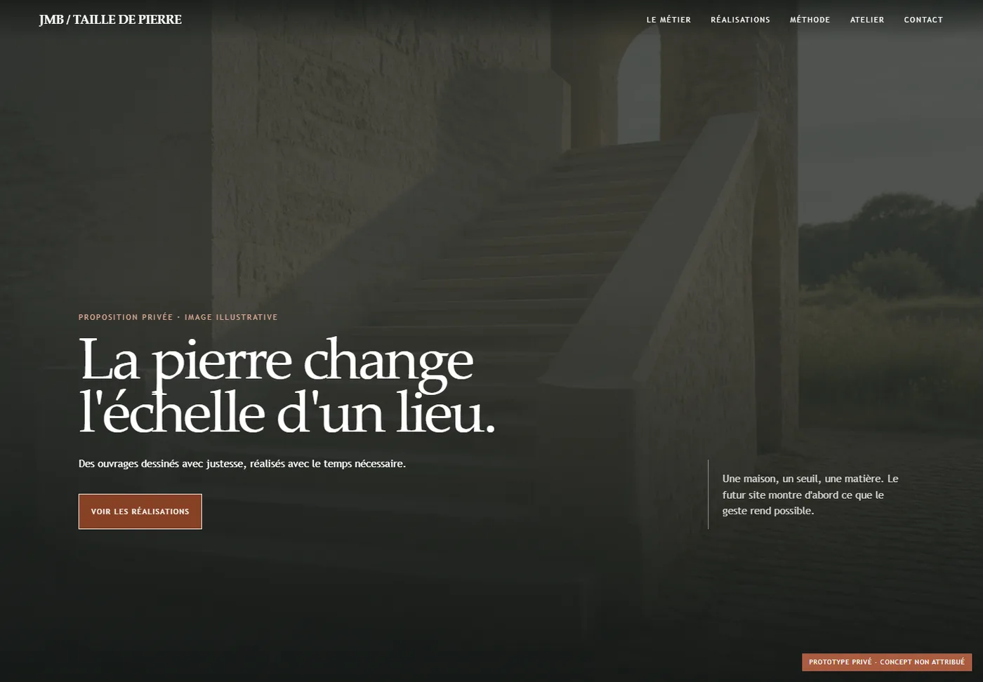 Interface desktop Héritage 2 avec une grande composition typographique sur un escalier de pierre.