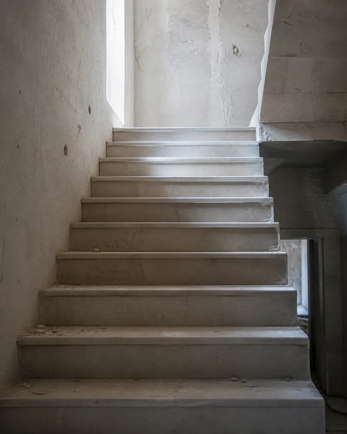 Escalier en pierre éclairé naturellement, visuel du concept Héritage 2.